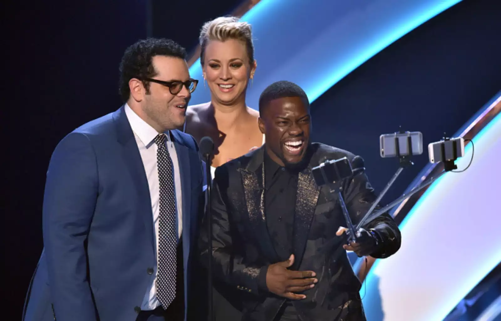 Kaley Cuoco-Sweeting y Josh Gad se unieron a Kevin.