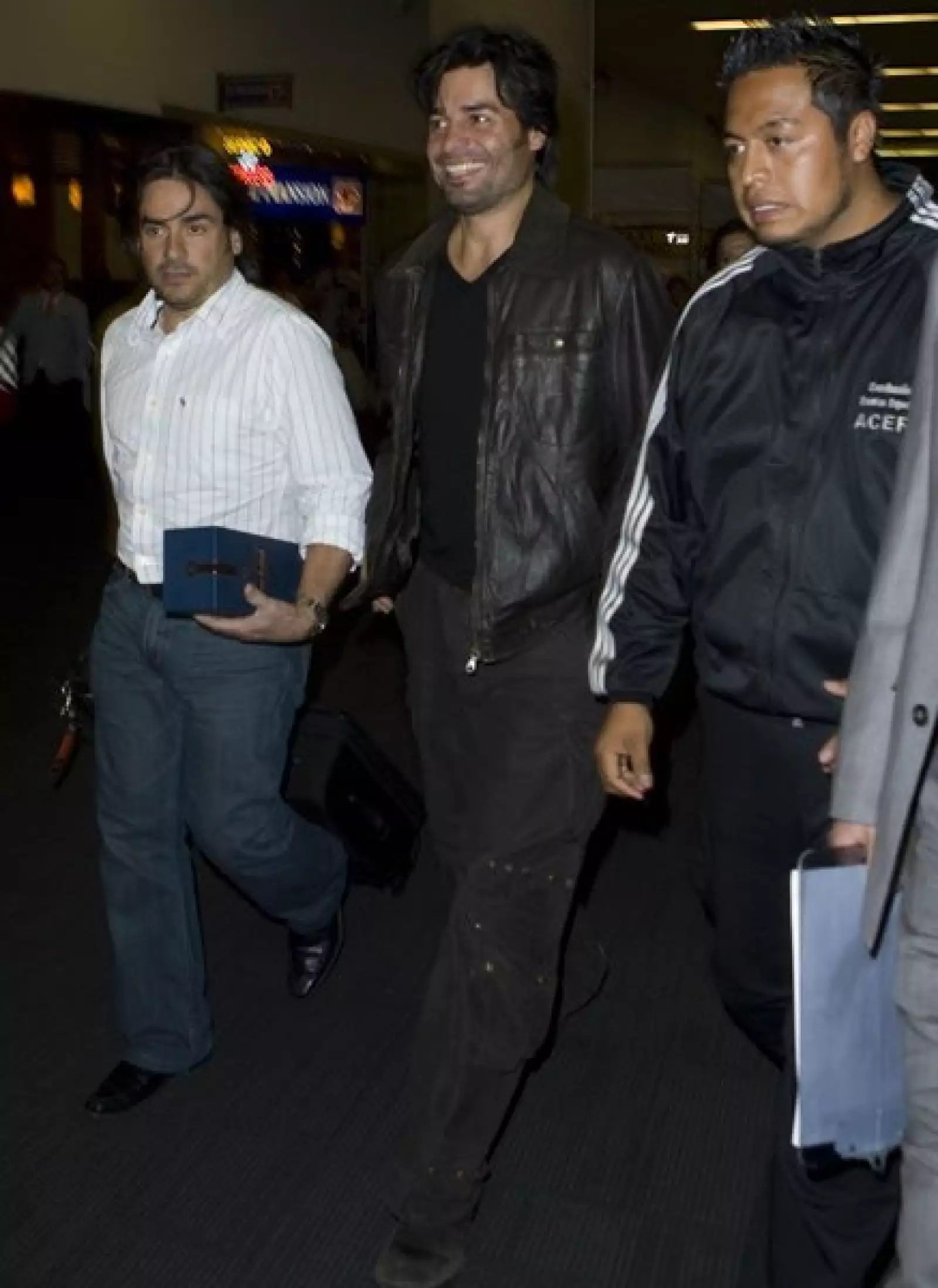 Chayanne opta por lo clásico y para nada le gusta llamar la atención. Lo suyo, los jeans, chamarra y zapatos cómodos..