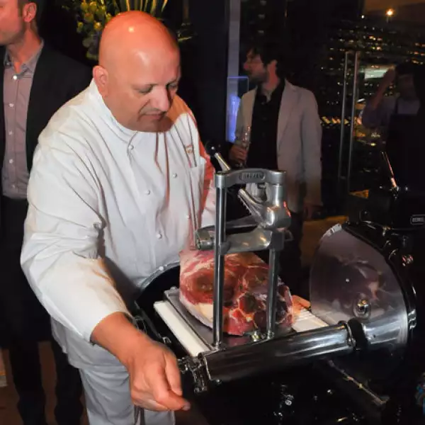 El chef Bruno Cingolani cortando proscciuto.