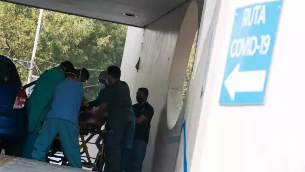 Una persona llega al Hospital de los Venados con posibles síntomas de Covid-19.