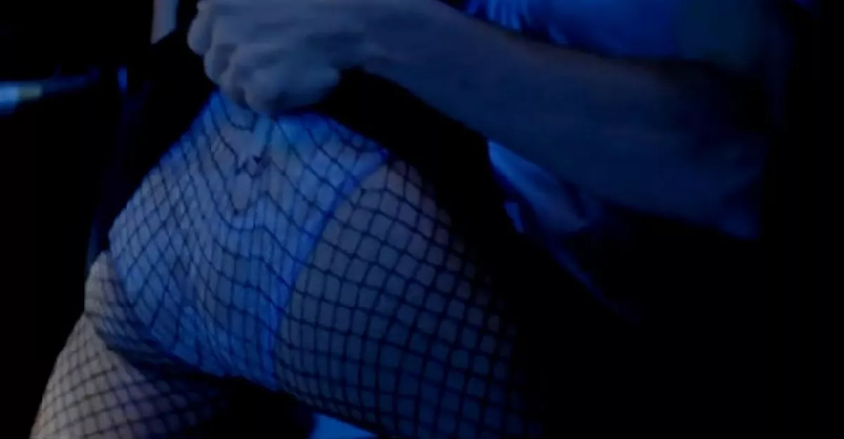 Existen escenas con contenido explicitamente sexual.
