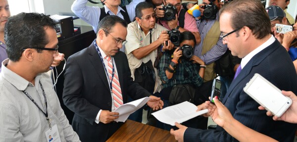 Gobernador contra futuro gobernador