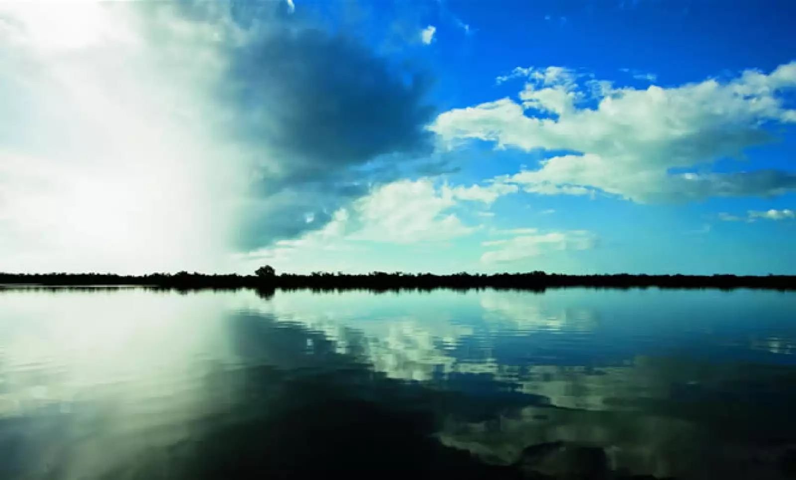 El cielo y la laguna se funden en un reflejo.