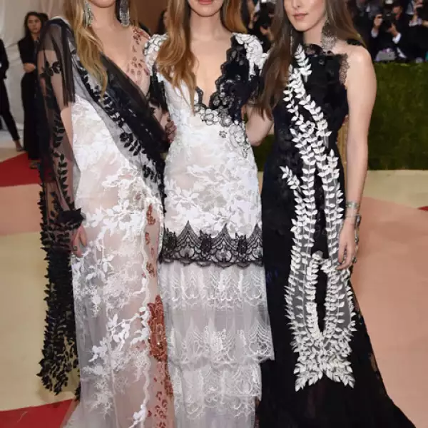 Las hermanas Este, Danielle y Alana Haim en Rodarte.