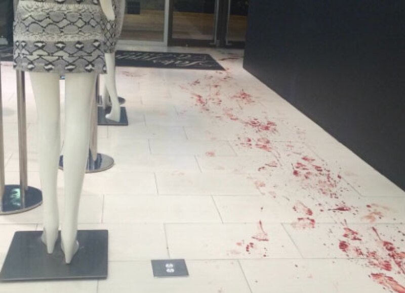 La puerta del lugar quedó marcada con huellas de sangre.