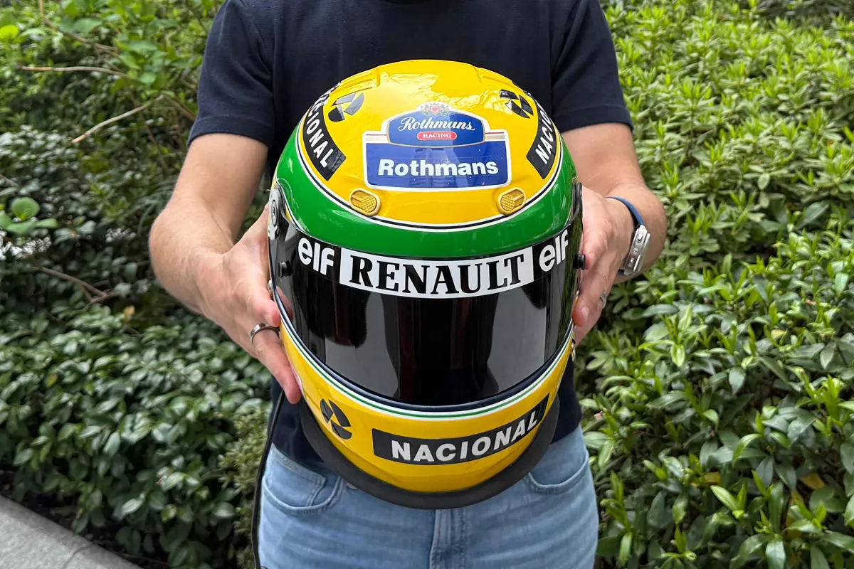 Un coleccionista apasionado de la F1 adquiere el último casco de Senna