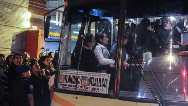 Para abordar los camiones, cientos de personas tuvieron que perseverar más de 45 minutos.