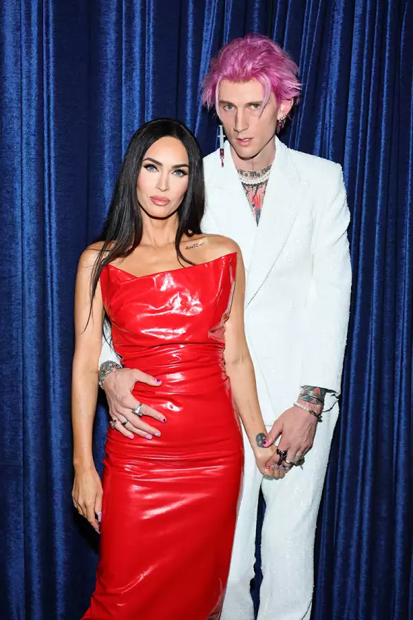 Megan Fox tiene accidente con su disfraz de Halloween y muestra partes íntimas