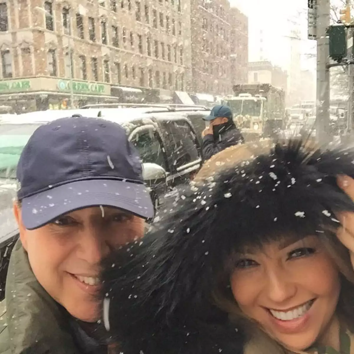 La cantante y su esposo se aventuraron a caminar por las calles de la ciudad en mitad de una de las primeras tormentas de nieve de la temporada. Ella lo presumió en Instagram.