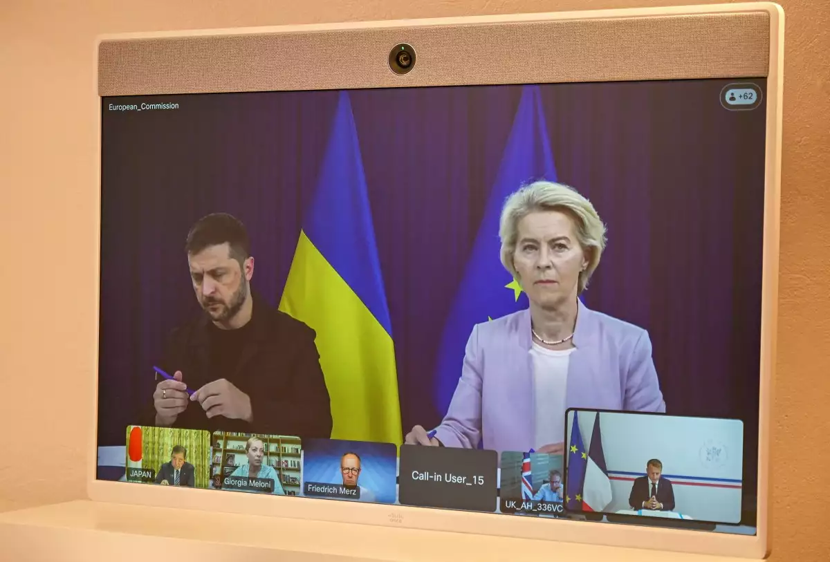 La presidenta de la Comisión Europea, Ursula van der Leyen (R), y el presidente de Ucrania, Volodymyr Zelenskyy, aparecen en una pantalla durante una videoconferencia con el presidente francés, como parte de la llamada coalición de los dispuestos en el Fuerte de Bregancon en Bormes-les-Mimosas, al sur de Francia, el 17 de agosto de 2025.