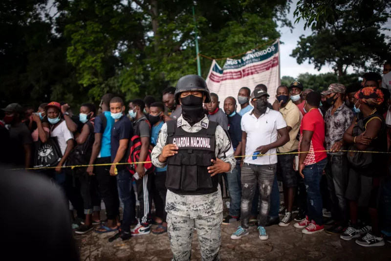 En las inmediaciones del Estadio Olímpico, desde hace unos días, se congregan por las mañanas miles de migrantes originarios en su mayoría de Haití.