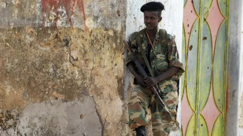 un solado con arma en la capital de somalia
