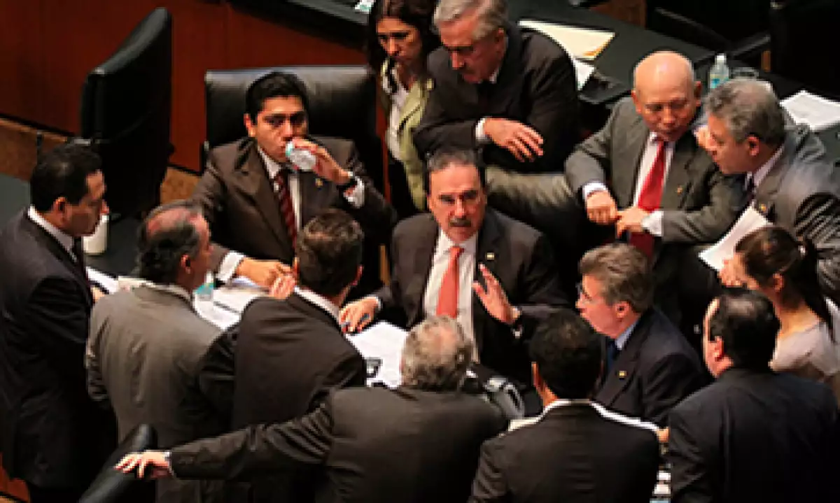 Los senadores esperan aprobar en lo particular este domingo por la noche o las primeras horas del lunes el tercer dictamen energético. (Foto: Cuartoscuro)