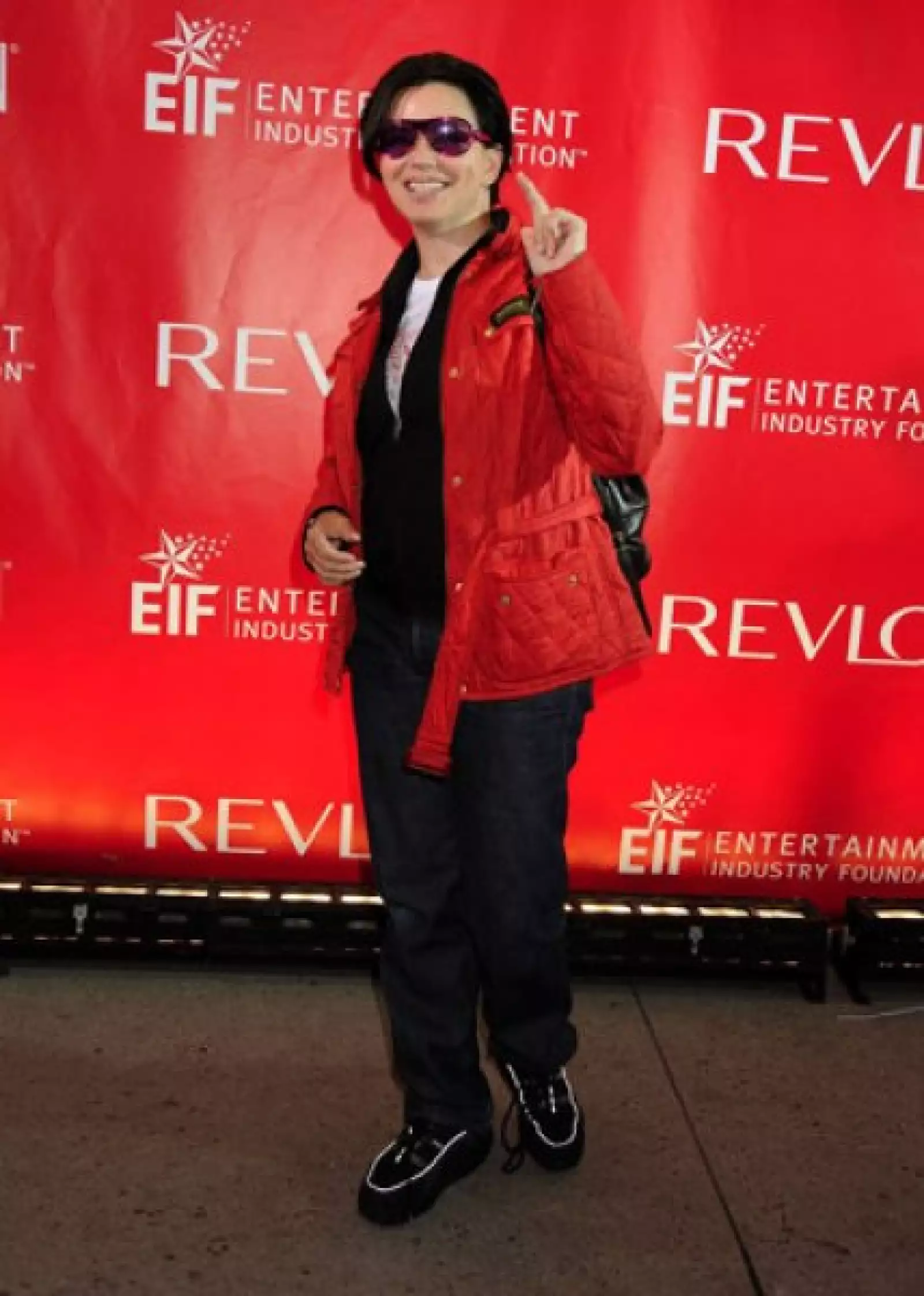 También se le vio apoyando a la actriz Karen Duffy, quien dejó el glamour y se puso el calzado deportivo.