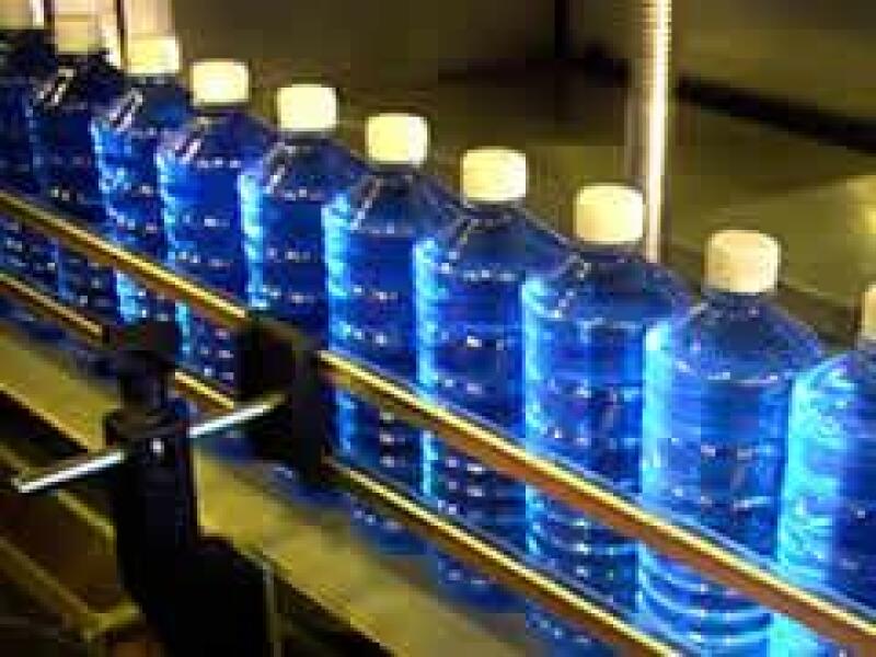 En el llenado de bebidas consiste en la esterilizaci�n del envase de PET a trav�s de un ba�o de per�xido de hidr�geno. (Jer�nimo Arteaga)