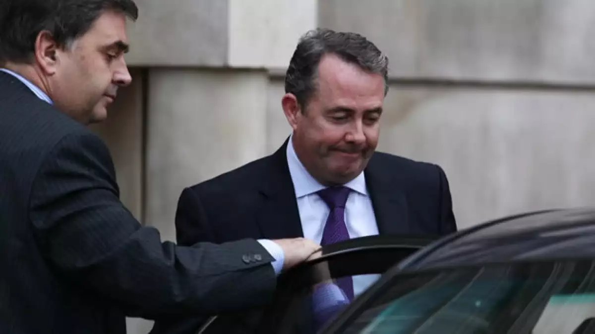 El ministro de defensa británico sale de su casa