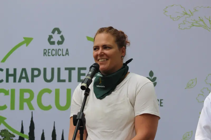 Natasha Uren Vázquez habla frente a un micrófono durante la presentación del modelo Chapultepec Circular para el manejo de residuos.