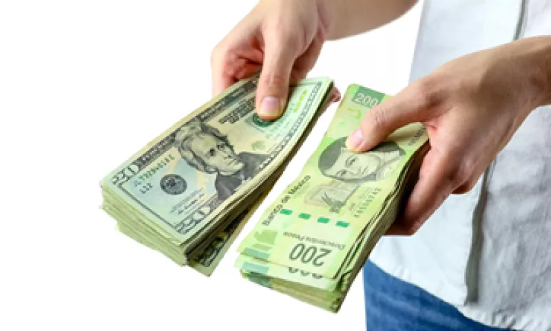 El dólar interbancario cerró en 18.7950 pesos a la venta, según datos del Banco de México.  (Foto: Shutterstock )