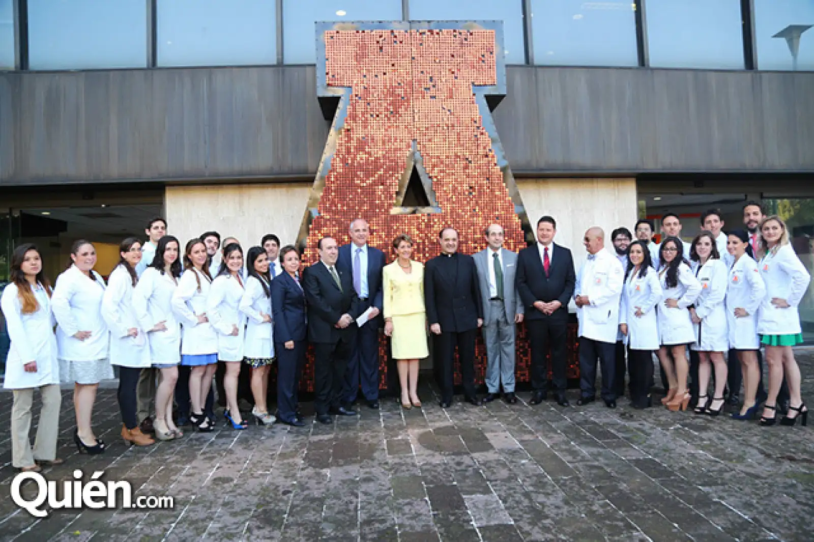 Dr. Tomás Barrientos, Dra. Mercedes Juan López, Eduardo Monroy, Padre Jesus Quirce, Ana Francis Ortiz, Dr. Eduardo González Pier y Dr. César Gómez Monge con los alumnos de medicina