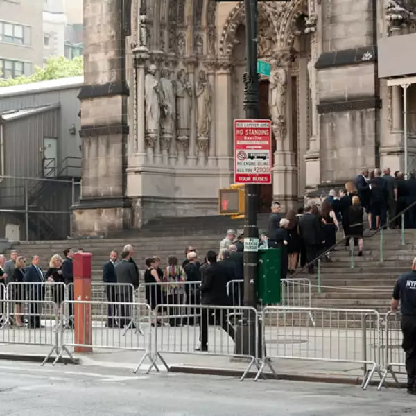 Unos mil 800 amigos y admiradores del actor fallecido el 19 de junio, asistieron hoy a su funeral en la catedral de San Juan el Divino, en Nueva Jersey.