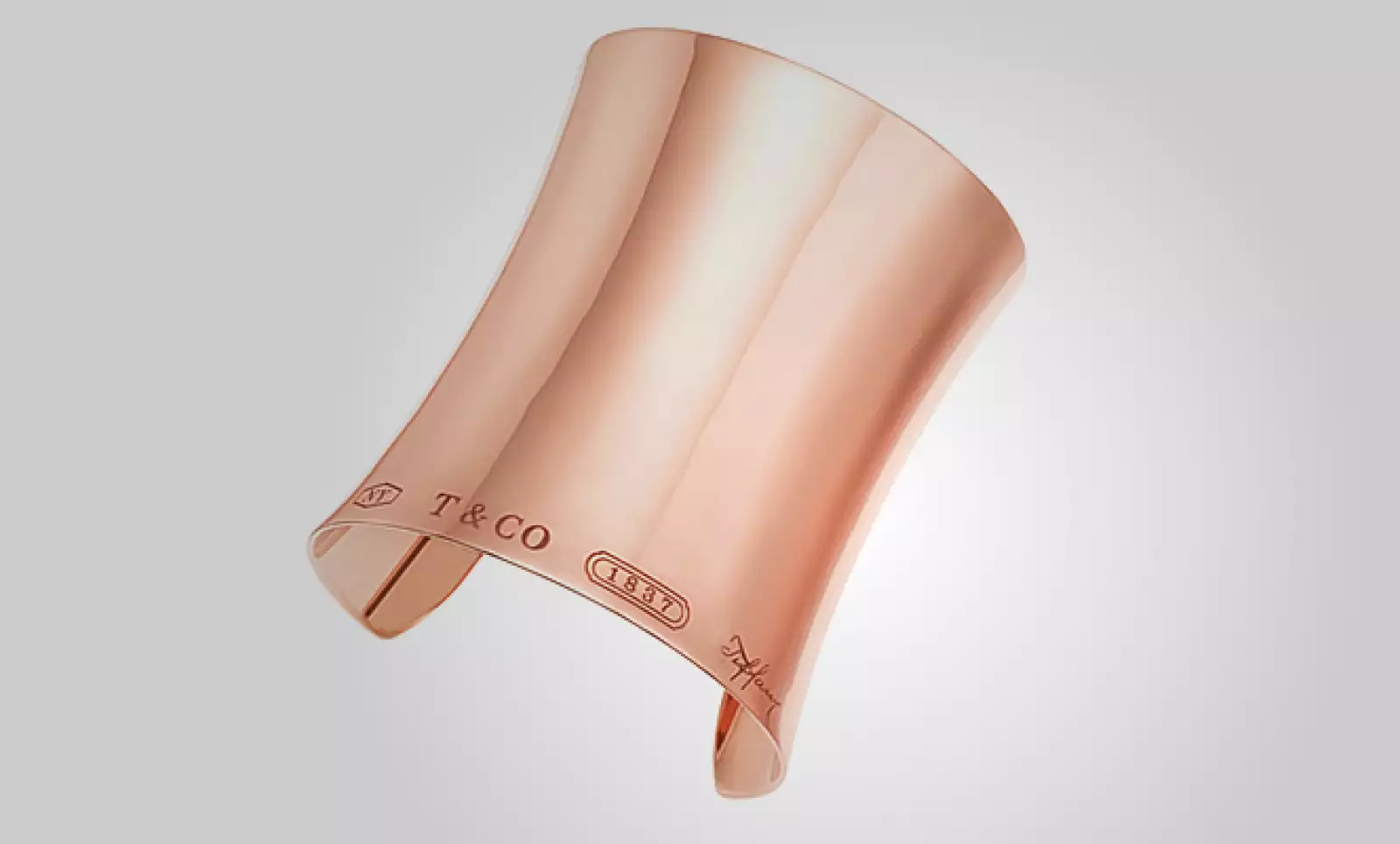 El material debuta en diseños de la colección 1837, caracterizados por sus amplias superficies, elegantes contornos bruñidos y terminados con el sello de la casa.