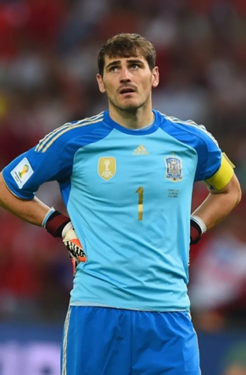 Contemplamos el proceso de demolición anímica que sufre el mejor portero español de la historia. Hoy se reporta que su única fuente de felicidad es Sara Carbonero y su bebé Martín. ¿Qué le ha pasado?