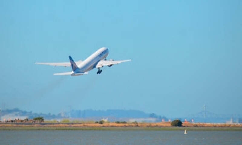 avion en el horizonte