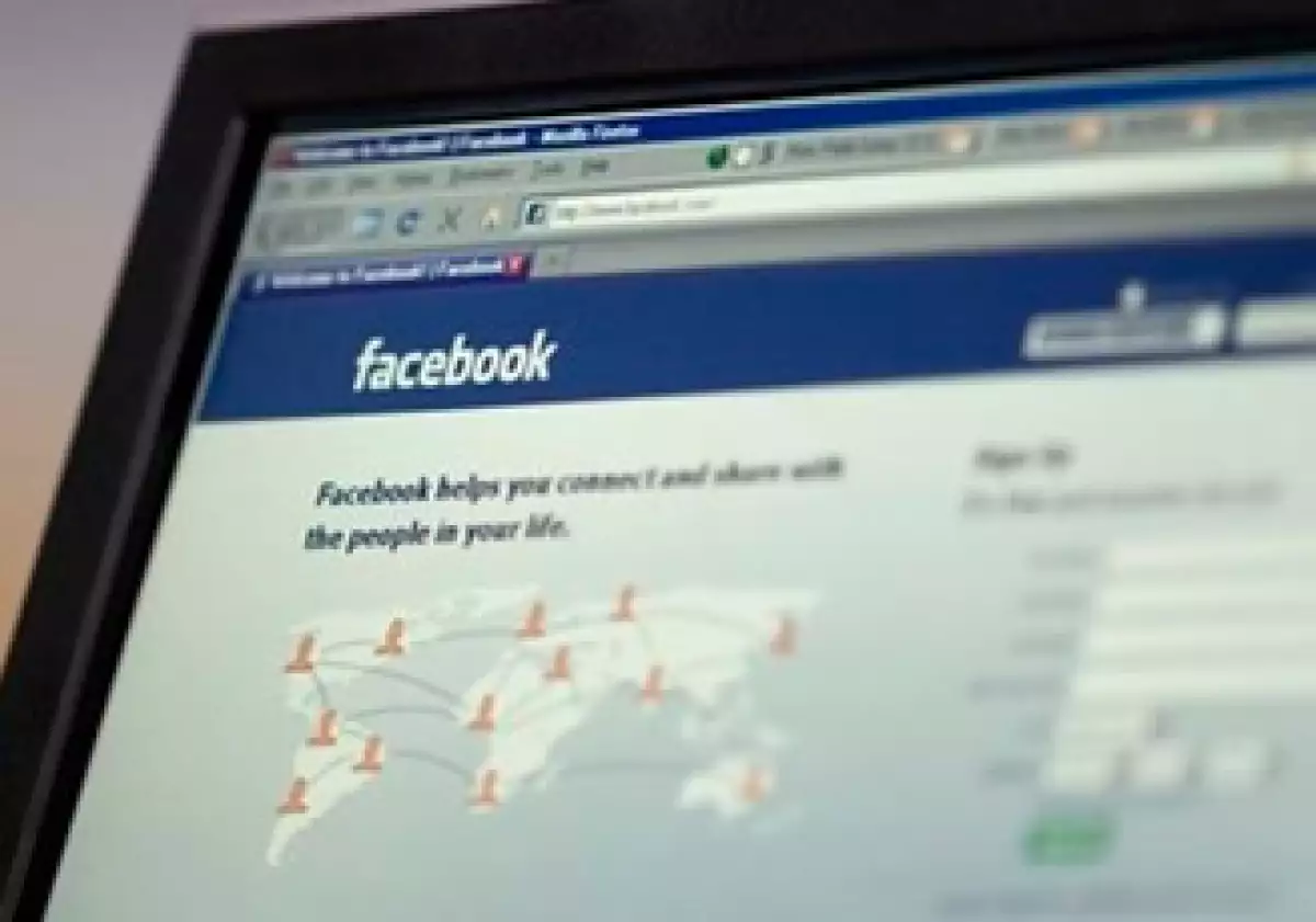 El 35% de los trabajadores mexicanos consulta sus perfiles en las redes sociales online al menos una vez al día. (AP)