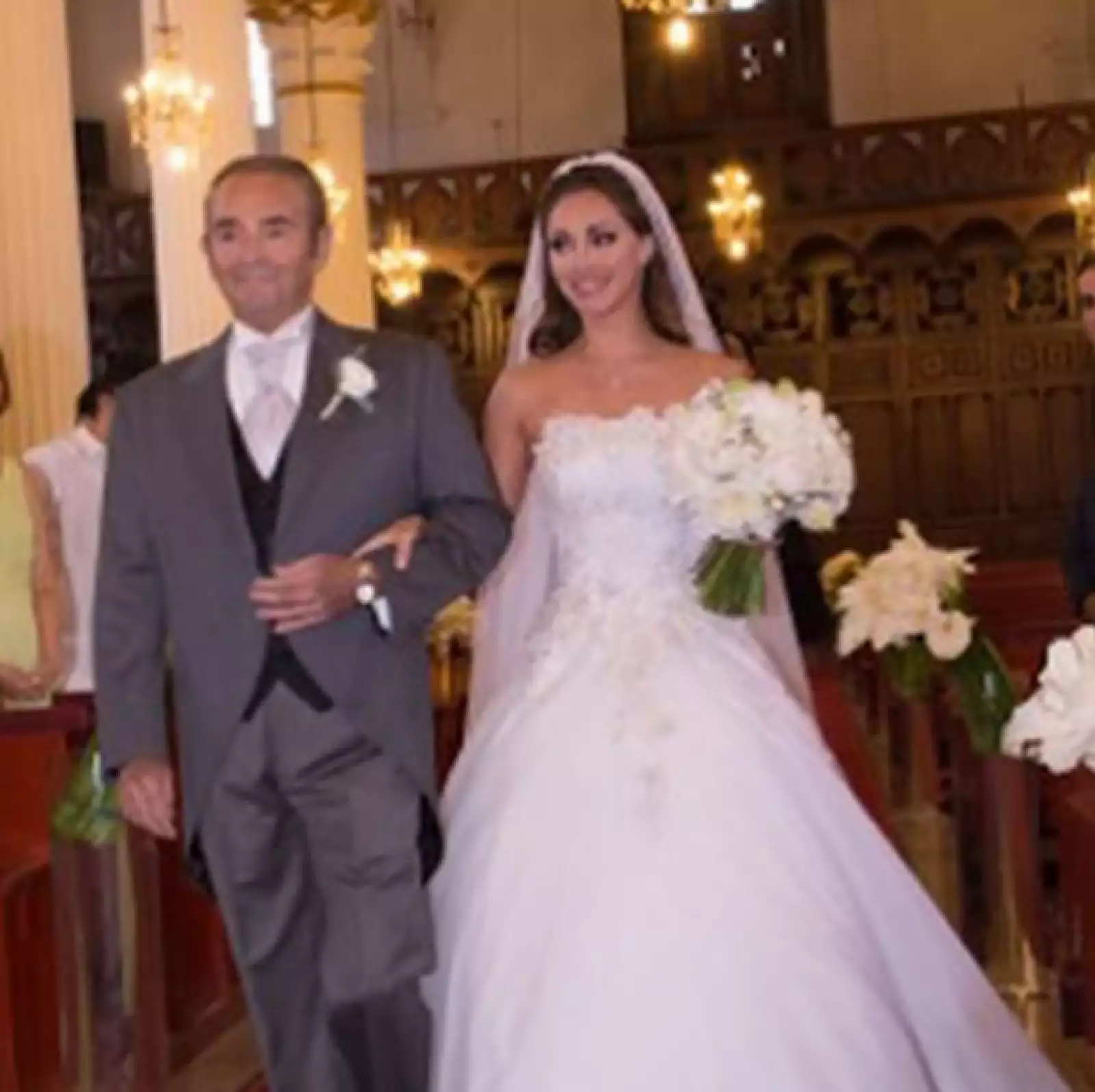 Anahí entró a la iglesa del brazo de su papá, Enrique Puente.