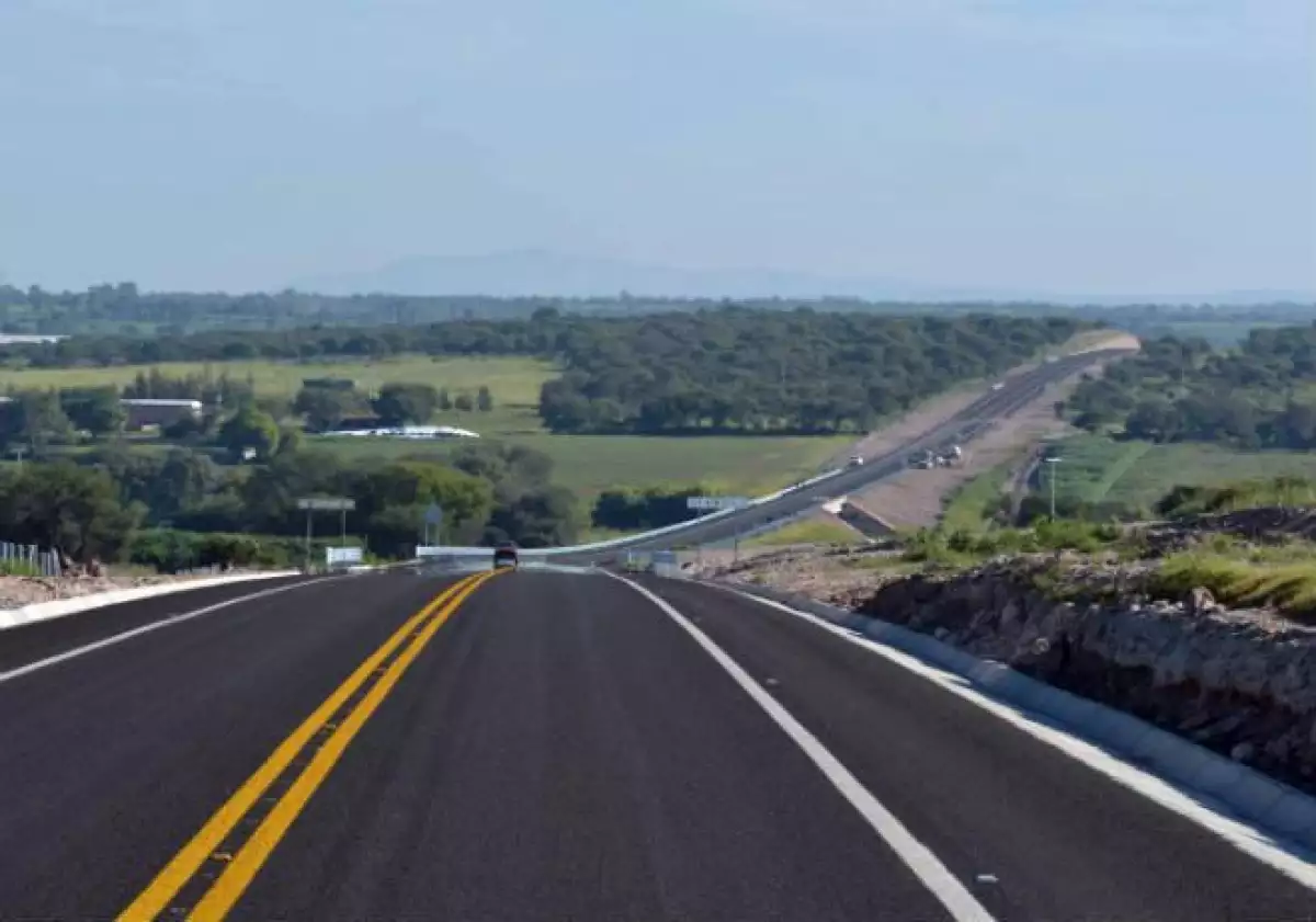 Autopista San Juan de los Lagos-Encarnaci�n de D�az
