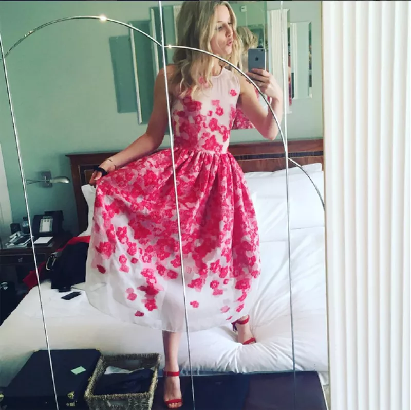 Annabelle Willis, actual pareja sentimental del cantante, publicó en Instagram una foto en la que presume de su nuevo anillo de diamantes, hecho que ha levantado sospechas de compromiso.