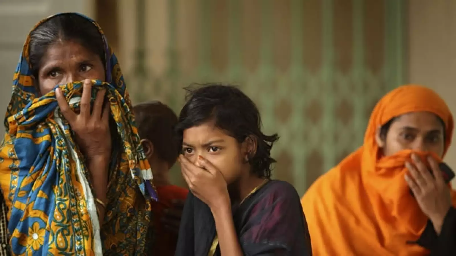 mujeres acuden a identificar familiares vicctimas del derrumbe