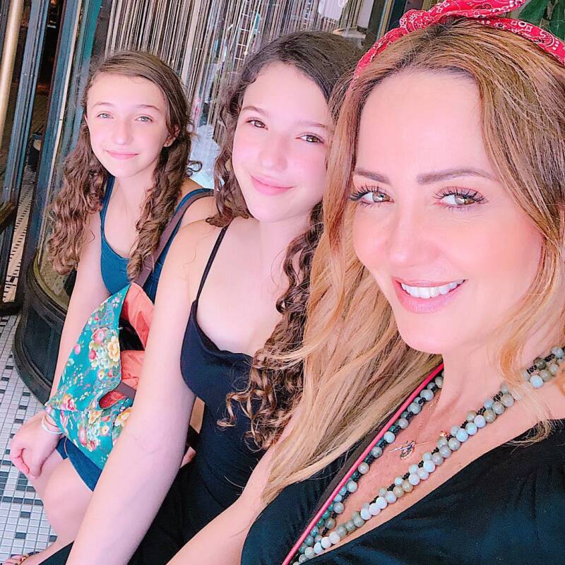 Andrea Legarreta y sus hijas