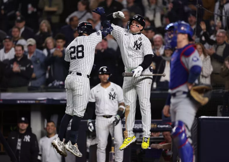 Foto de Austin Wells y Alex Verdugo celebrando un jonrón durante el cuarto juego de la Serie Mundial 2024.