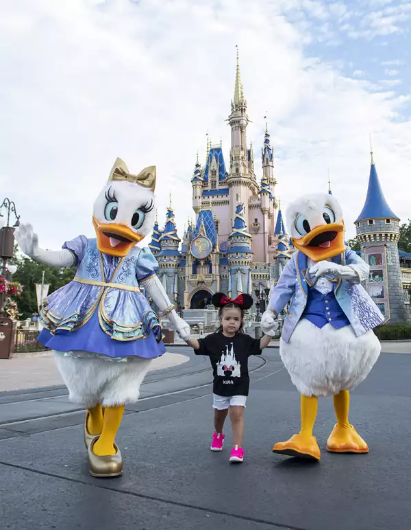 Claudia Álvarez y su familia en Walt Disney World y el barco Disney Wish