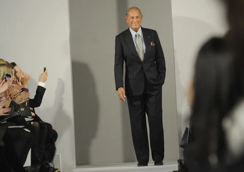 El actor acudió al desfile de Oscar de la Renta durante la Semana de la Moda en la Gran Manzana y por supuesto que estuvo acompañado de su novia.