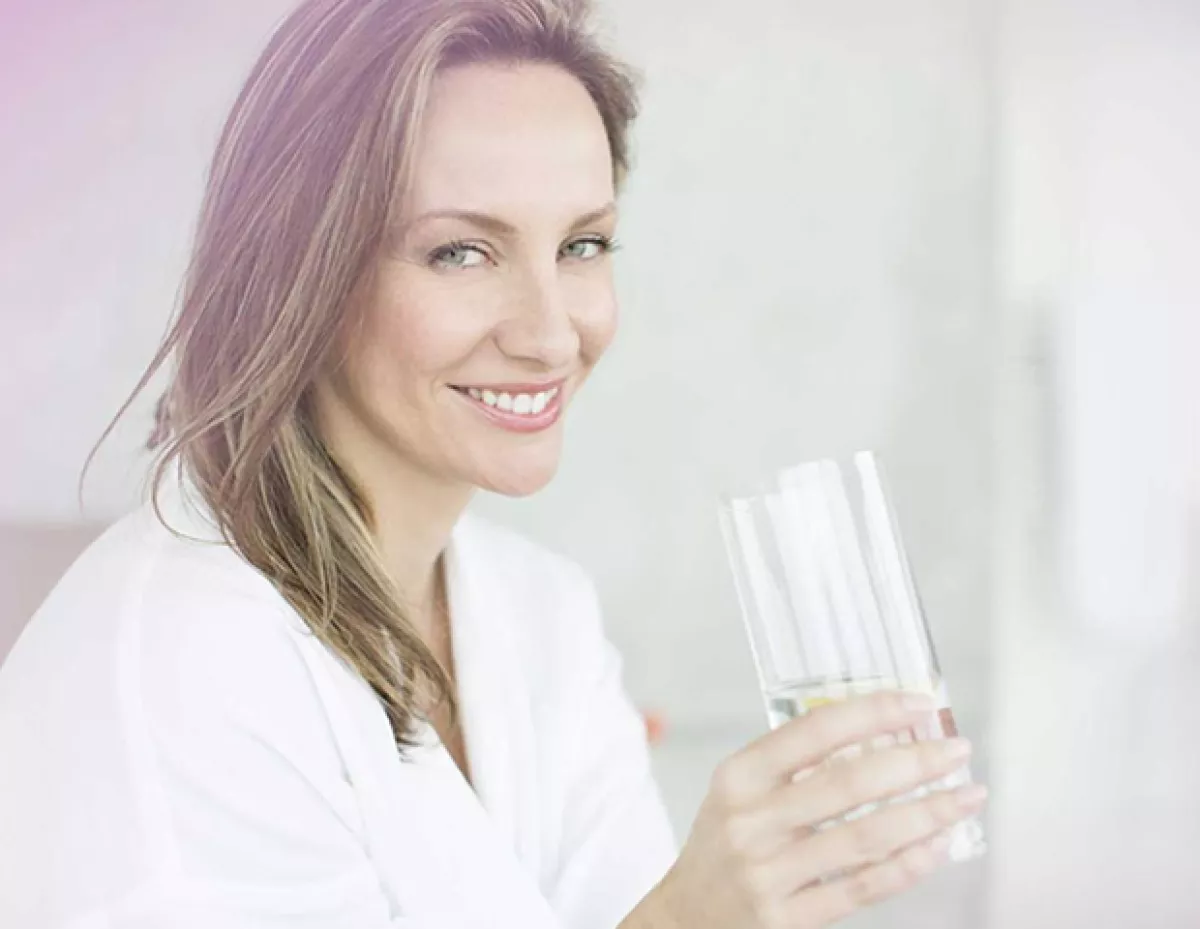 Tomar mucha agua te va a ayudar a hidratarte y que tu piel se vea mejor.