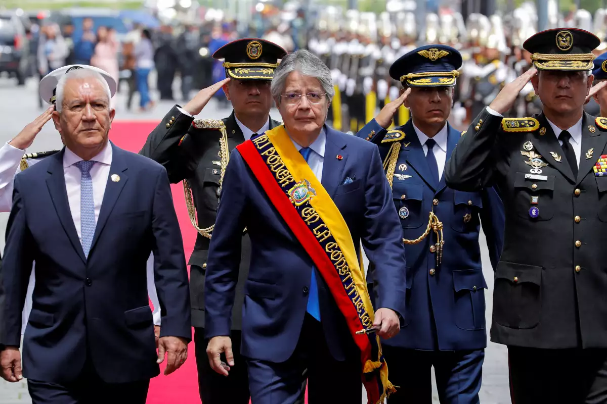El presidente de Ecuador, Guillermo Lasso, camina, el día de su informe anual a la nación, una semana después de disolver la Asamblea Nacional y convocar elecciones anticipadas, en Quito, Ecuador, el 24 de mayo de 2023. REUTERS/Karen Toro