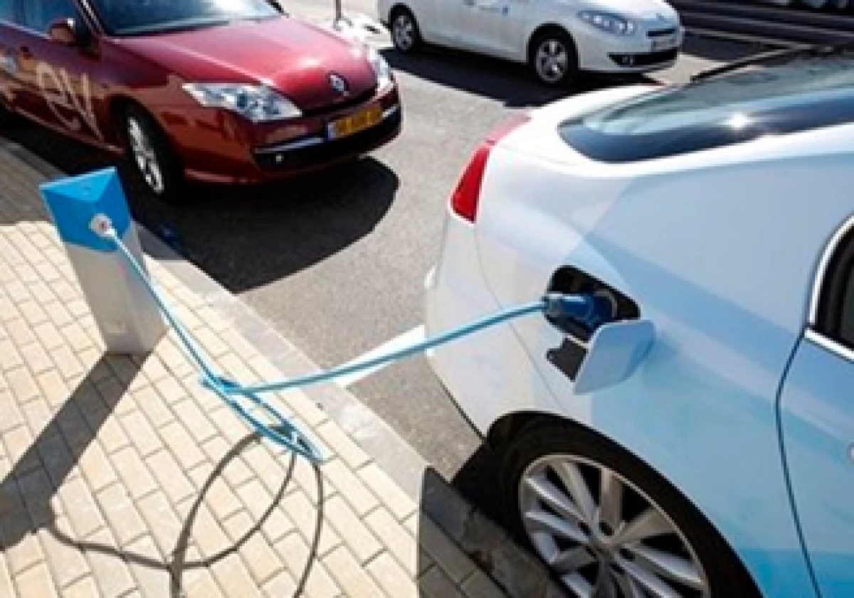 Las empresas esperan recortar costos con la adquisición de autos eléctricos. (Archivo)
