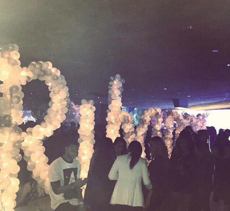 A la entrada de la fiesta había un enorme arreglo de globos rosas con el nombre de la birthday girl.