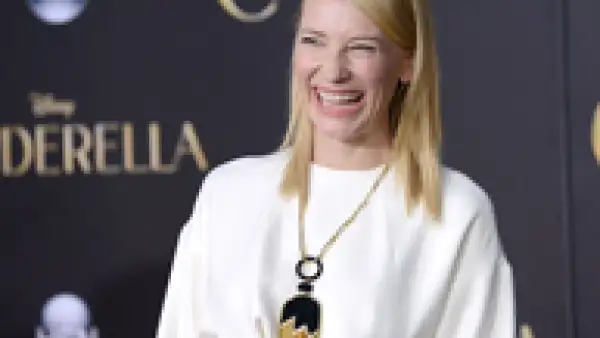 Luego de haber impactado en los premios Oscar con su elección de accesorios, Cate Blanchett se lució en la premiere de Cinderella con otra pieza de joyería súper llamativa.