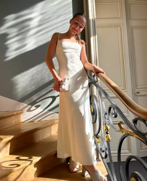 Harper Beckham aparece en un vestido blanco