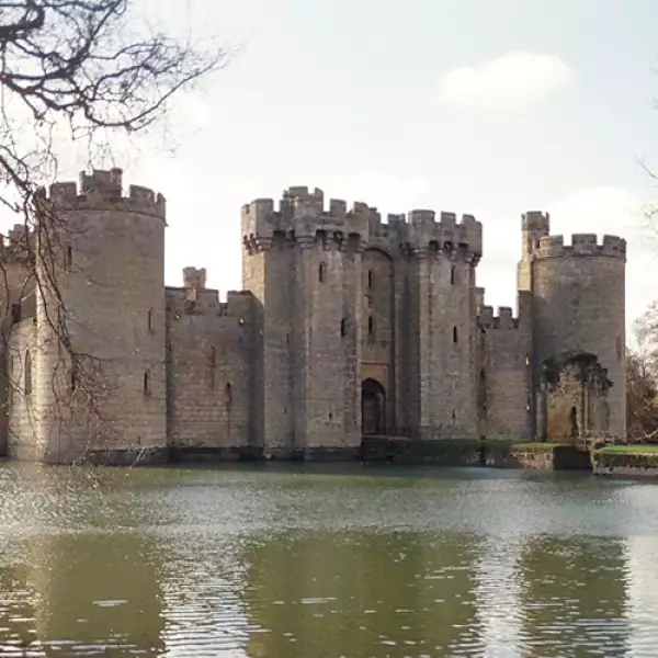Esta fortaleza se encuentra cerca de Robbertsbridge. Fue construido en 1385 por la invasión francesa.