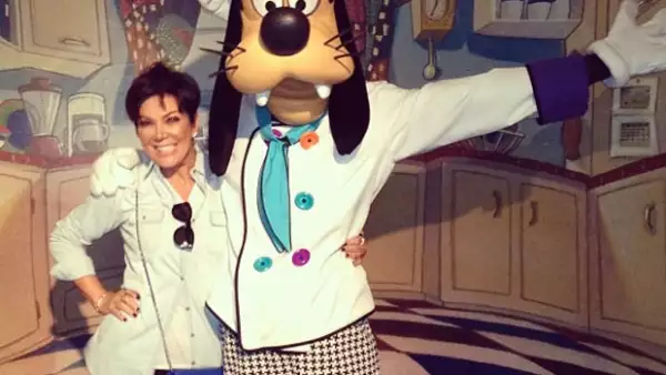 Kris posando con Goofy.