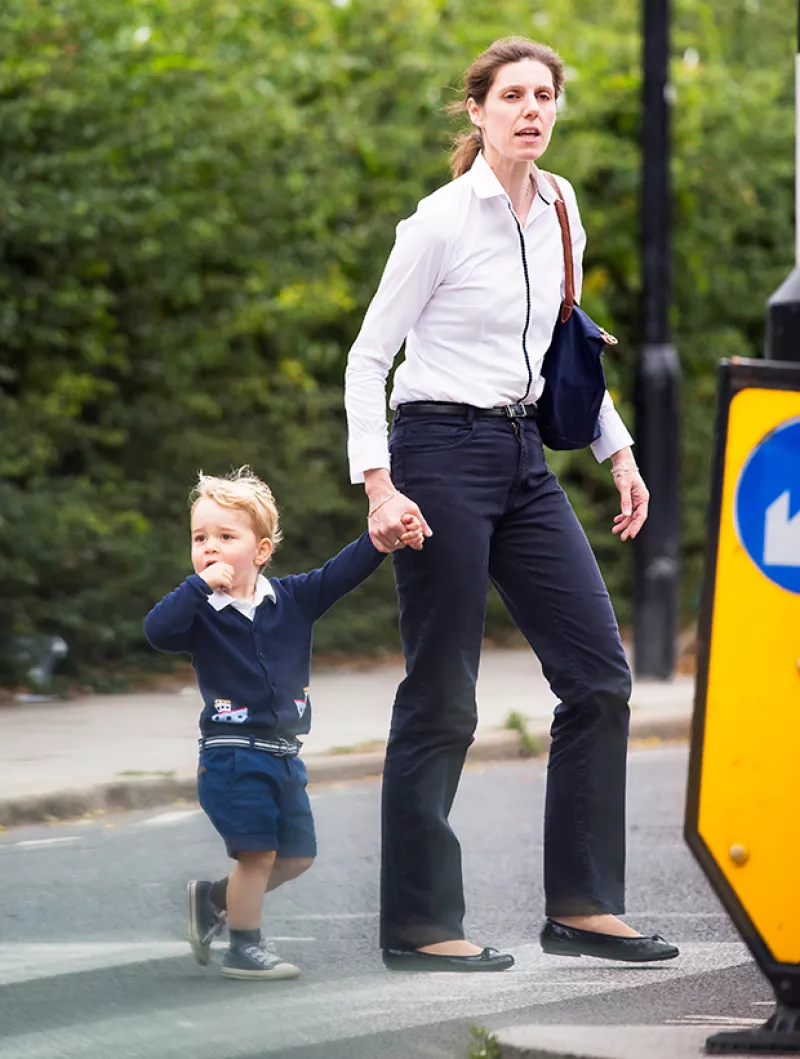 El pequeño de dos años de edad fue visto luciendo un outfit en color marino tras pasar una tarde en el parque en compañía de su niñera.