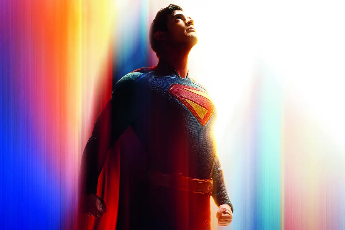 Foto del poster de la película Superman, con el superhéroe volando de forma recta y vertical hacia el cielo con los puños cerrados.