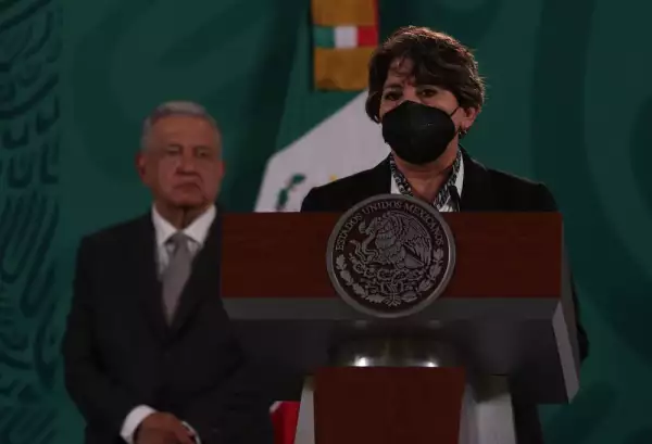 Andrés Manuel López Obrador, presidente de México acompañado de Delfina Gómez Álvarez, secretaria de Educación, durante conferencia de prensa en Palacio Nacional donde se destacó el tema del regreso a clases.