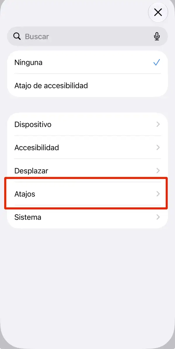 La imagen muestra el apartado de "tocar dos veces" del iPhone y señala la opción de atajos para activar acciones guardadas en esa app.