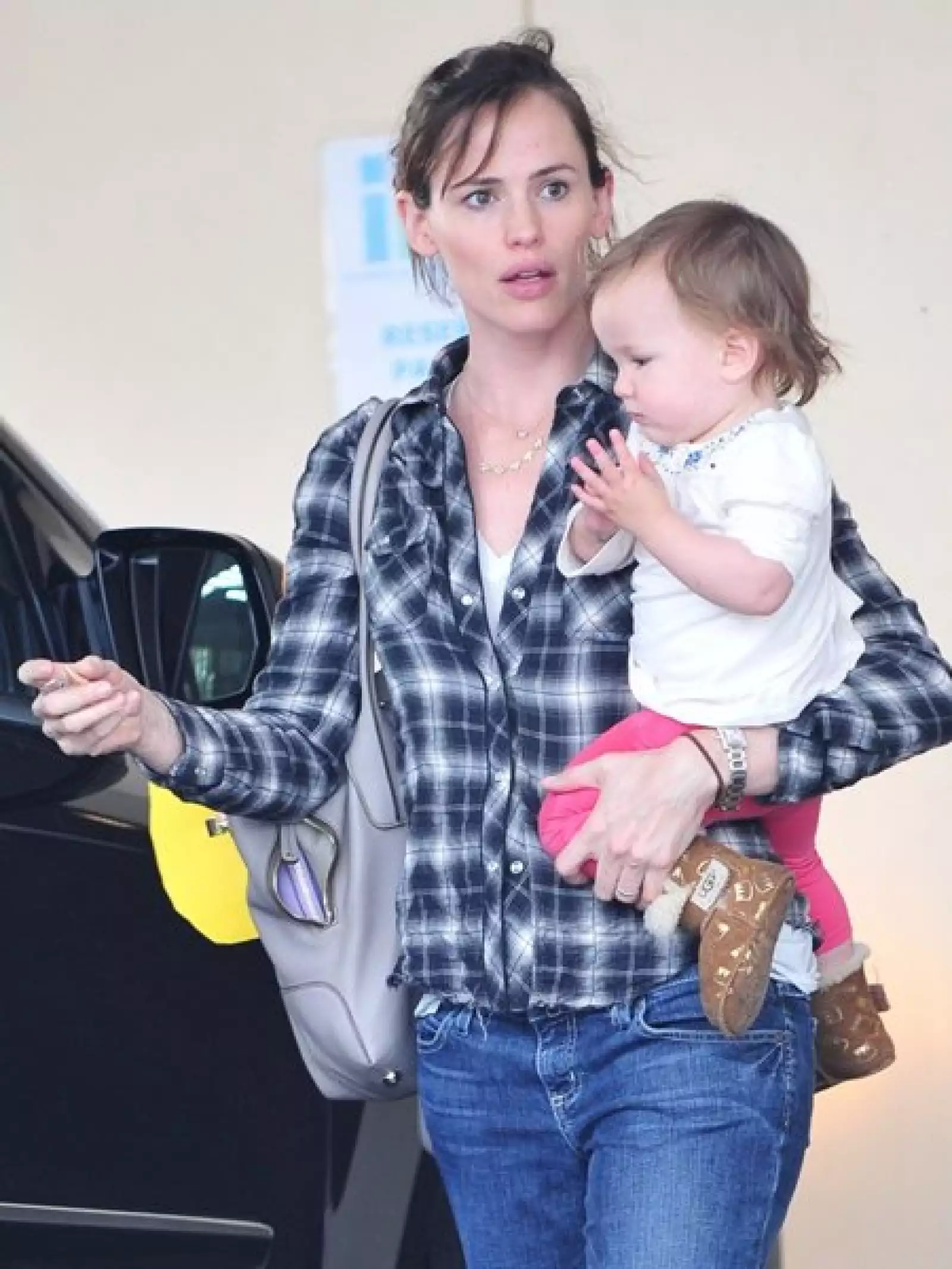 Jennifer Garner es de las mamás más dedicadas: si no está recogiendo en la escuela a Violet, su hija mayor, está de paseo que la pequeña, Seraphina. Claro, su esposo Ben Affleck ayuda mucho en la casa también.