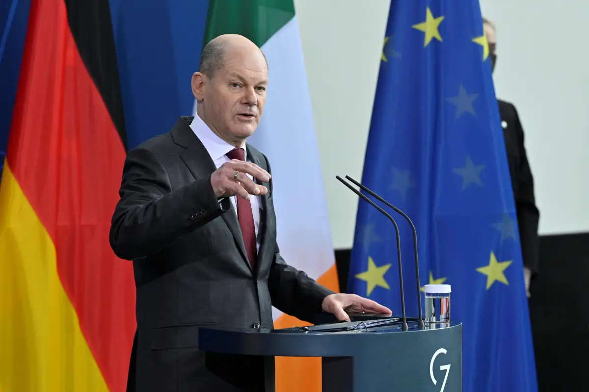 El canciller de Alemania, Olaf Scholz, ofrece una conferencia de prensa con el primer ministro de Irlanda (que no aparece en la foto) después de su conversación en la cancillería en Berlín, Alemania. 